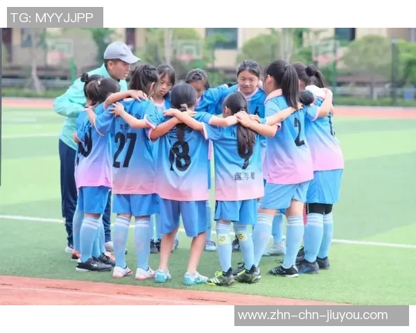 小学足球活动对学生身心发展与团队合作能力提升的积极影响分析 小学足球活动对学生身心发展与团队合作能力提升的积极影响分析